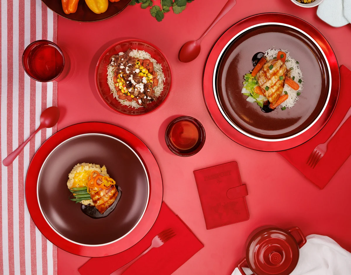 豪華經濟艙主菜(由左至右):燒烤雞肉配玉米糊、墨西哥牛肉飯和海鮮醬雞肉 豪華經濟艙主菜(由左至右):燒烤雞肉配玉米糊、墨西哥牛肉飯和海鮮醬雞肉