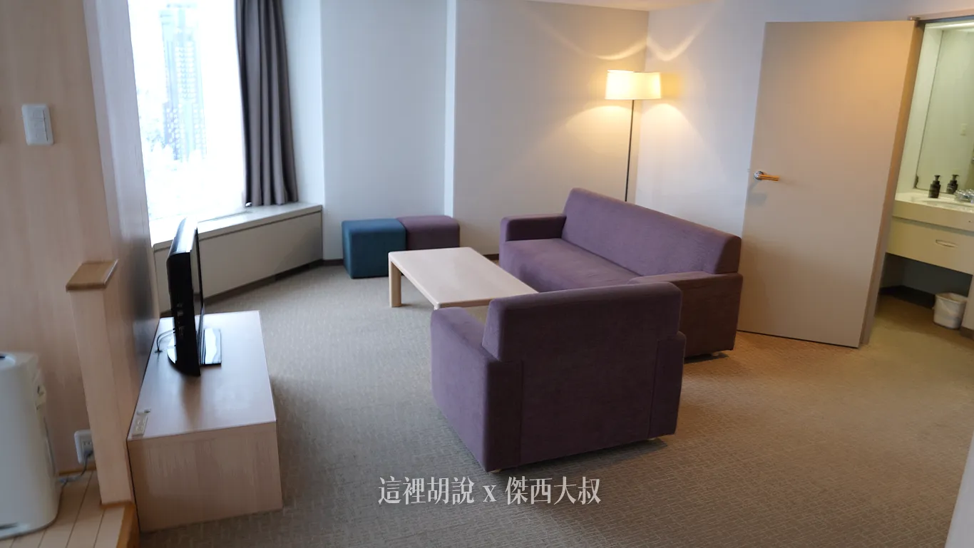 四人房會有一個大的沙發區,大部分都會有兩個洗手間 四人房會有一個大的沙發區,大部分都會有兩個洗手間