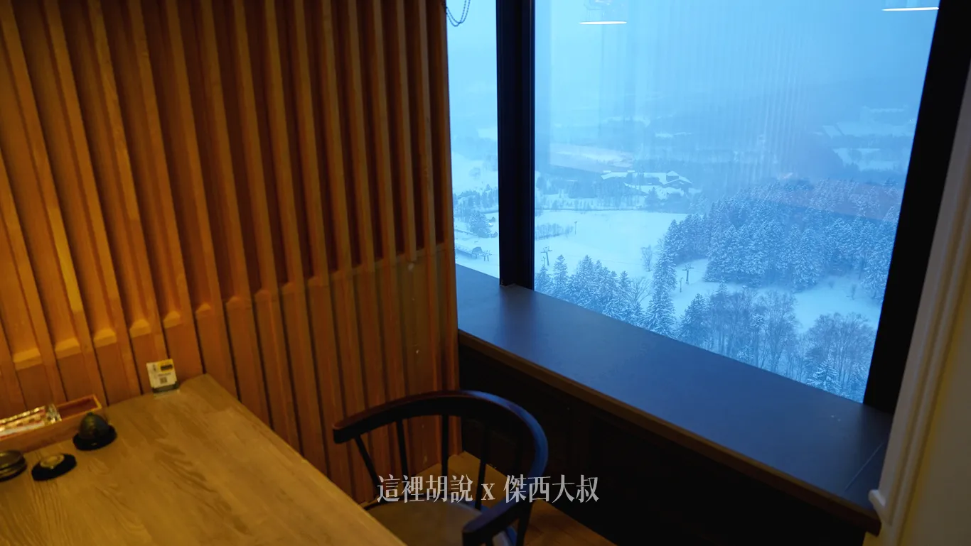 每一間包廂都有專屬的景致（有一間大包廂沒有靠窗）