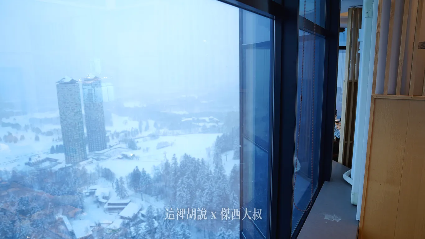 遠處就是THE TOWER，下面就是螢火蟲之街