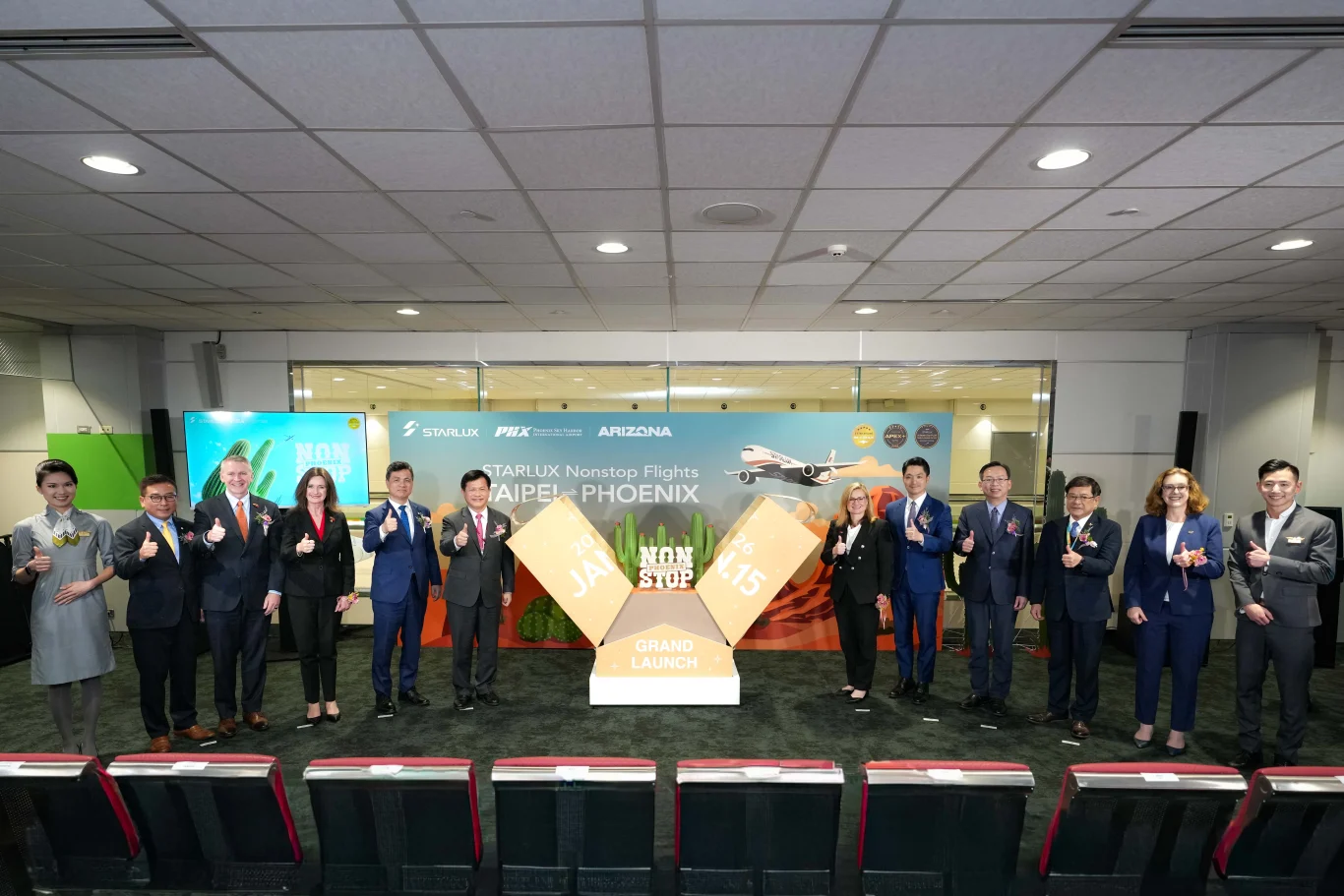 星宇航空台北-鳳凰城首航首航開箱儀式（長官由左至右職稱：星宇航空劉允富策略長、鳳凰城國際機場航空局局長 Chad R. Makovsky、鳳凰城議員Ann O’Brien、星宇航空翟健華執行長、外交部林佳龍部長、鳳凰城市長Kate Gallego、台北市蔣萬安市長、交通部林國顯常務次長、桃園機場楊偉甫董事長及AIT梁凱雯代理處長）