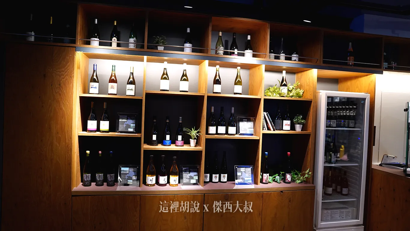 入口的旁也是陳列了非常多種類的北海道紅白酒 入口的旁也是陳列了非常多種類的北海道紅白酒