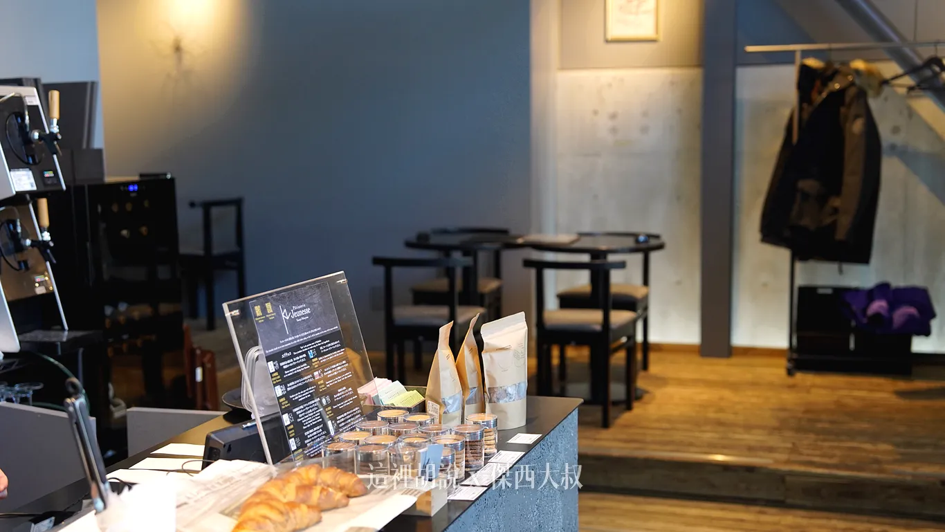 用餐空間沒大約有三張四人桌 還有三張兩人桌 用餐空間沒大約有三張四人桌 還有三張兩人桌