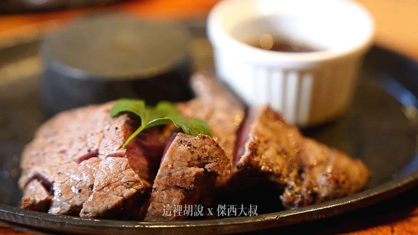 肉送上來的時候大約是三分熟的狀態，因為鐵板本身很燙，加上有額外給加熱的蓄熱石，可以自己調整自己想要吃的熟度