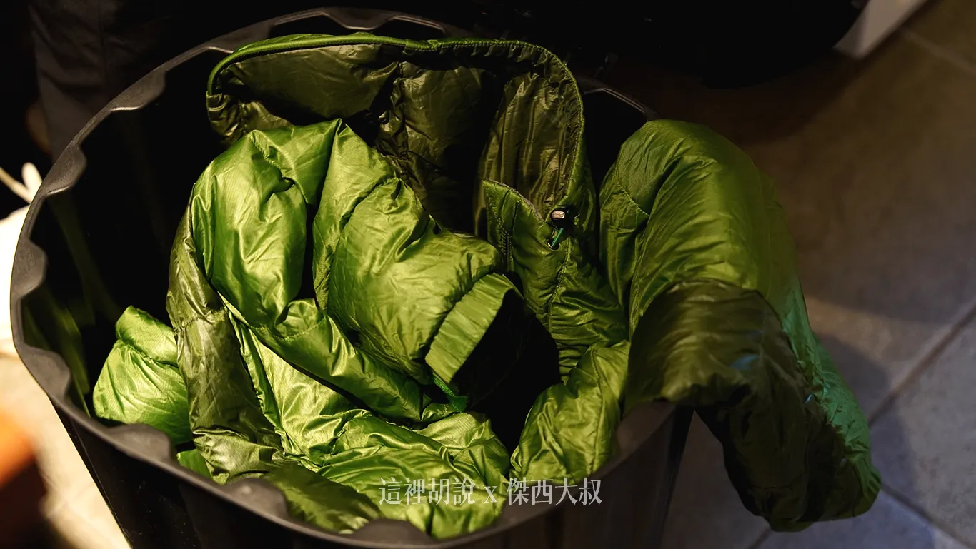 另外每個座位都可以放物品，這樣用餐的時候外套衣服可以放在座位內，不會沾染到烤肉的味道