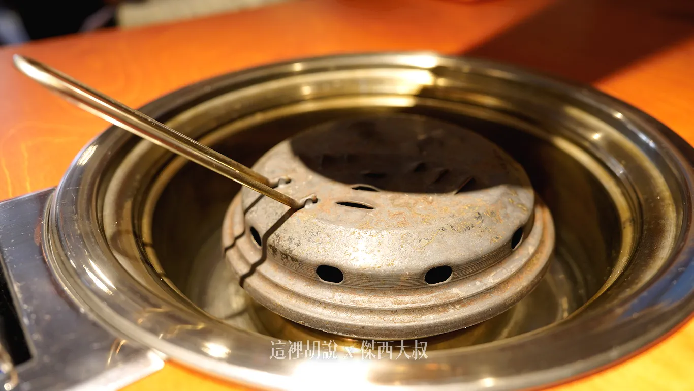 燒炭的方式蠻特別的，會先放在瓦斯爐上面快速燒紅之後，後續加熱還是用炭火
