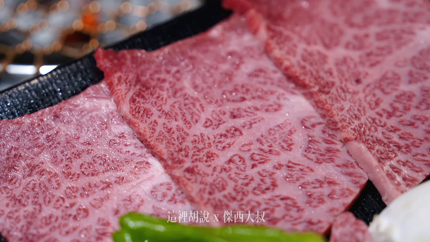 這一片的油花分布又是更多，這樣的分布代表這樣的牛肉等級很高