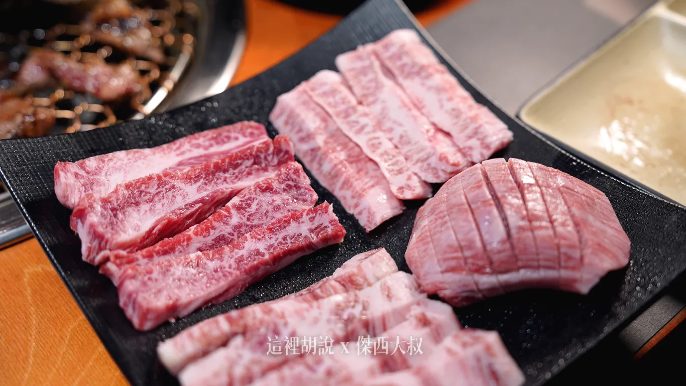 我們一行四人吃的不過癮還加點的牛肉拼盤