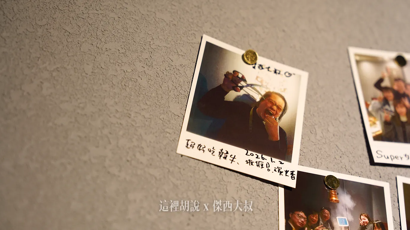 小哥哥看我一直拍照知道我從台灣來的，就幫我拍了一張照片，如果有趣的朋友可以在牆面上找看看歐，牆面上還有不同國家旅客的照片