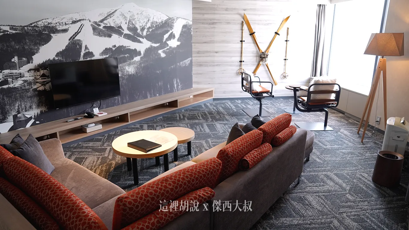 重新設計的客廳，背景的壁紙就是TOAMAU滑雪場的山景