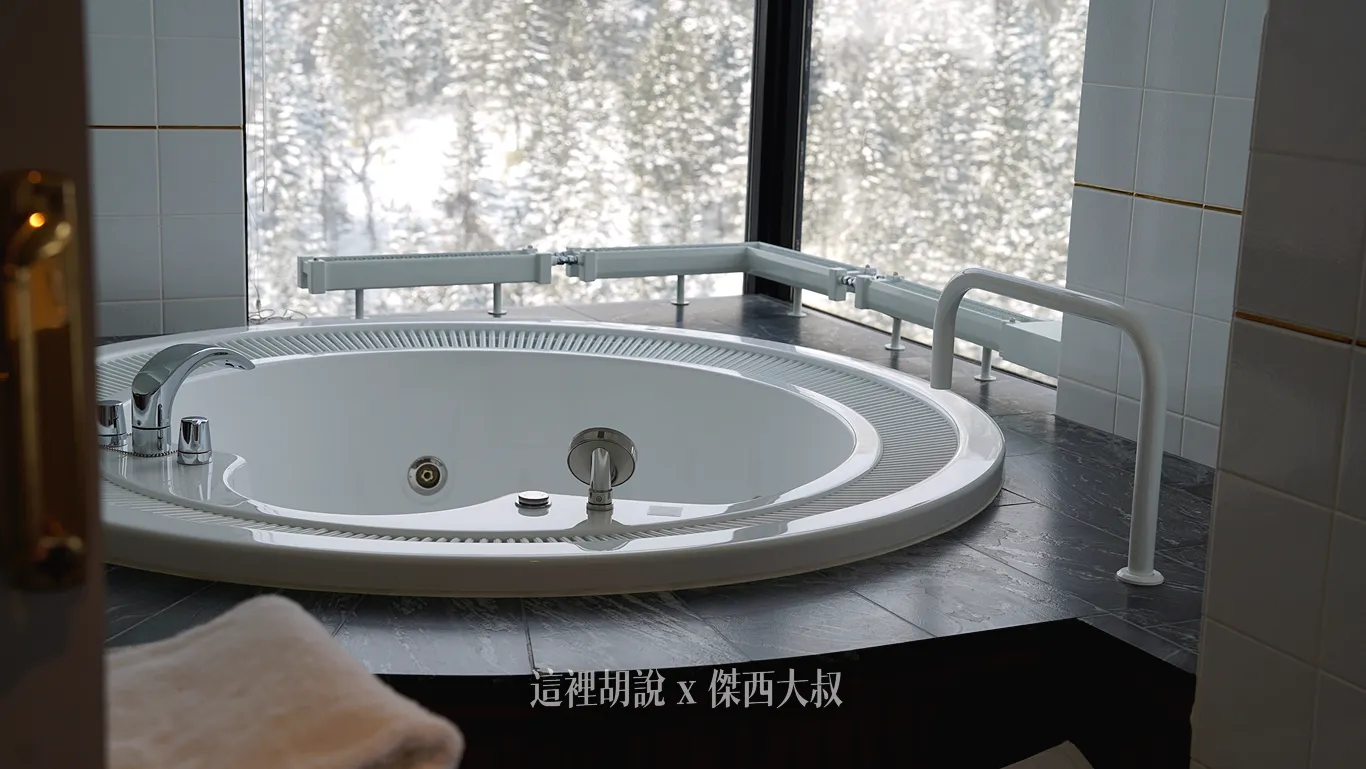 而按摩浴缸窗外就是美麗的山景，一邊泡澡可以一邊欣賞景色