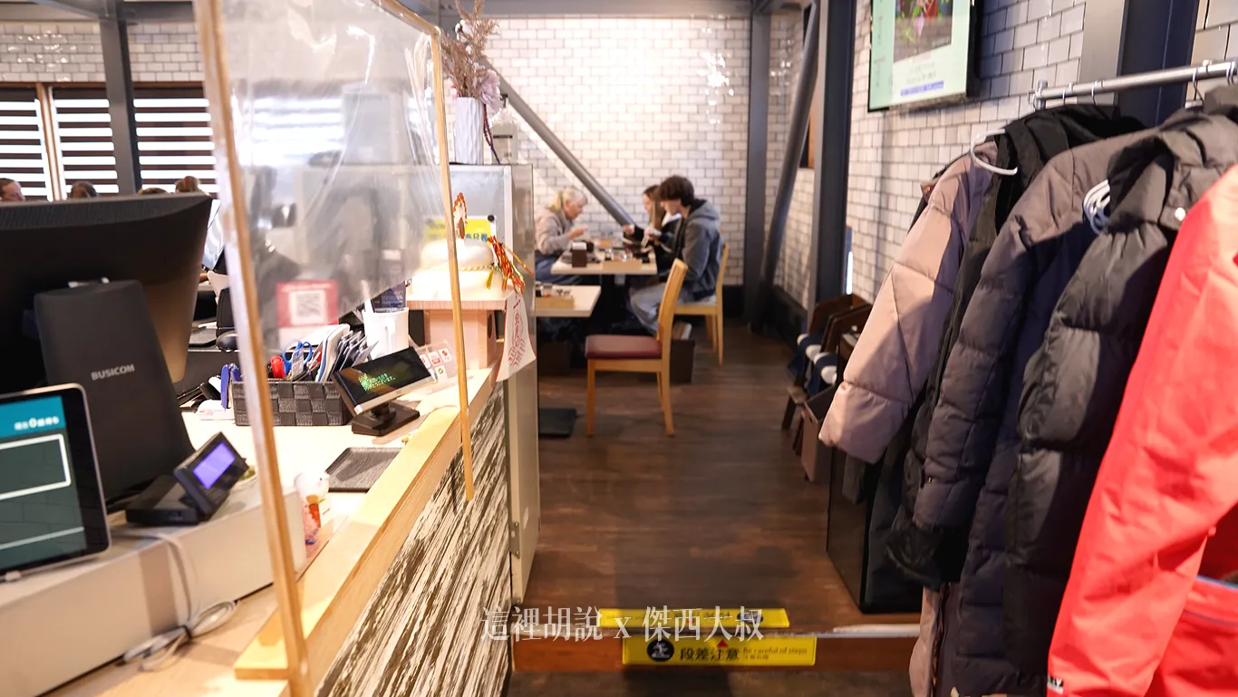 不是用餐的時間，餐廳內人潮滿滿