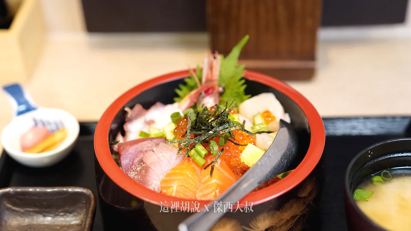 由不同海鮮組合而成的海鮮丼