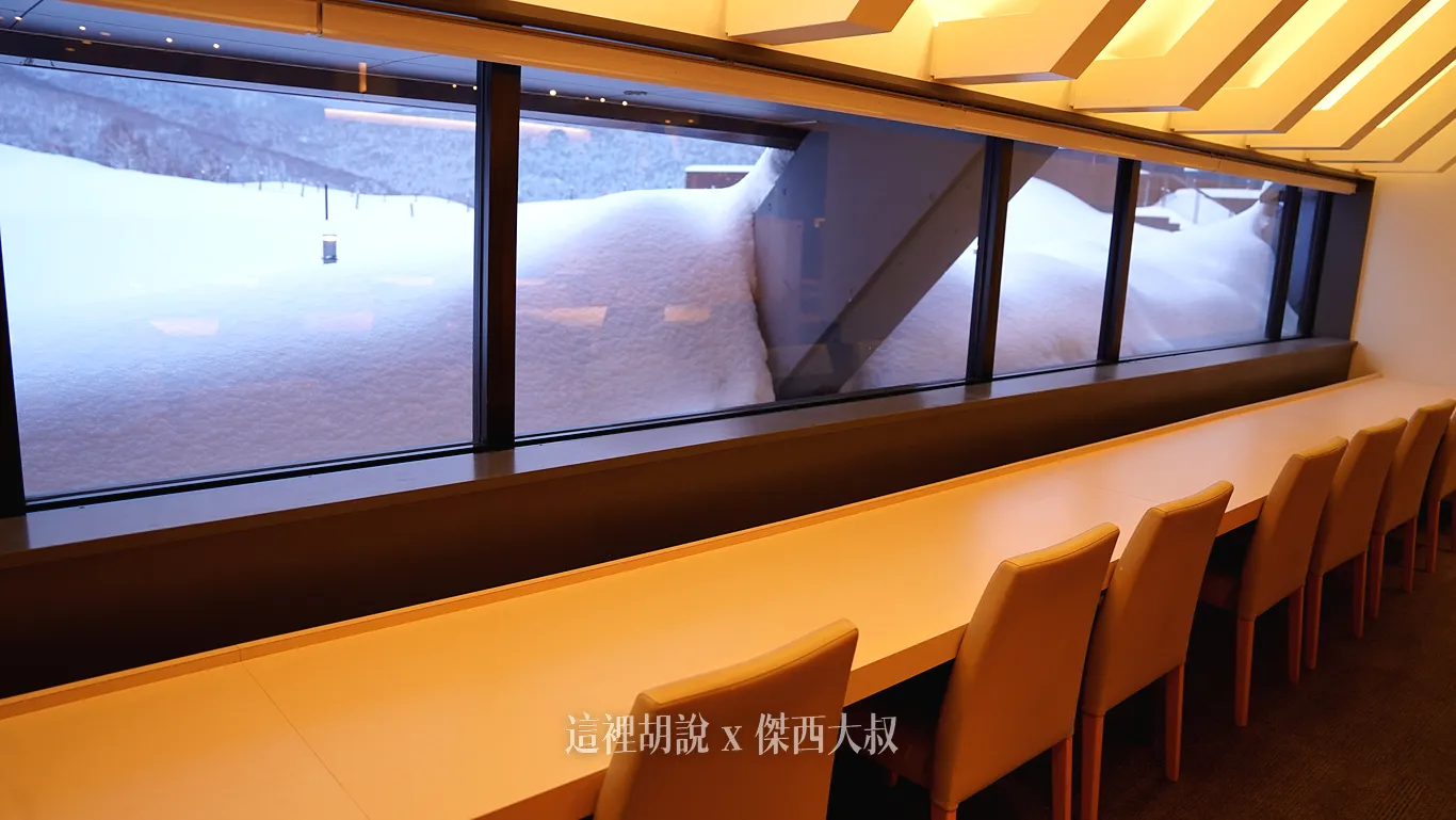 一整面的吧台桌，到了冬天外面就會被滿滿的雪給堆滿了視線