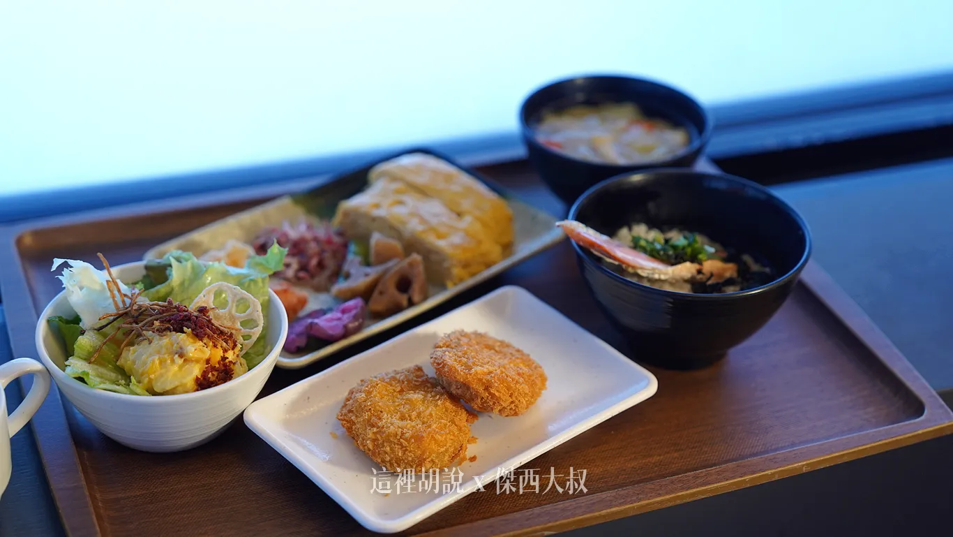 沙拉、配菜、還有可樂餅、味噌湯