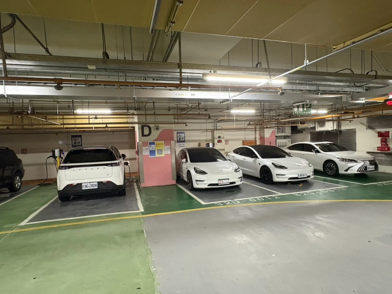 響應淨零排放 桃園機場大幅擴增電動車充電樁 第二航廈P3、P4停車場充電車位 2月2日啟用收費 - 這裡胡說 JL TALKS
