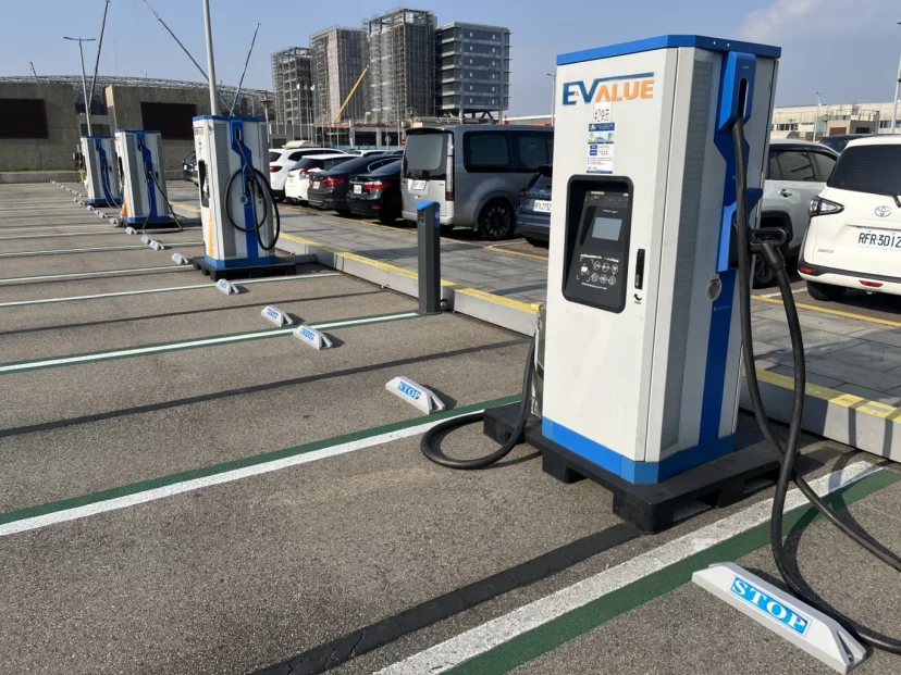 響應淨零排放 桃園機場大幅擴增電動車充電樁 第二航廈P3、P4停車場充電車位 2月2日啟用收費 - 這裡胡說 JL TALKS