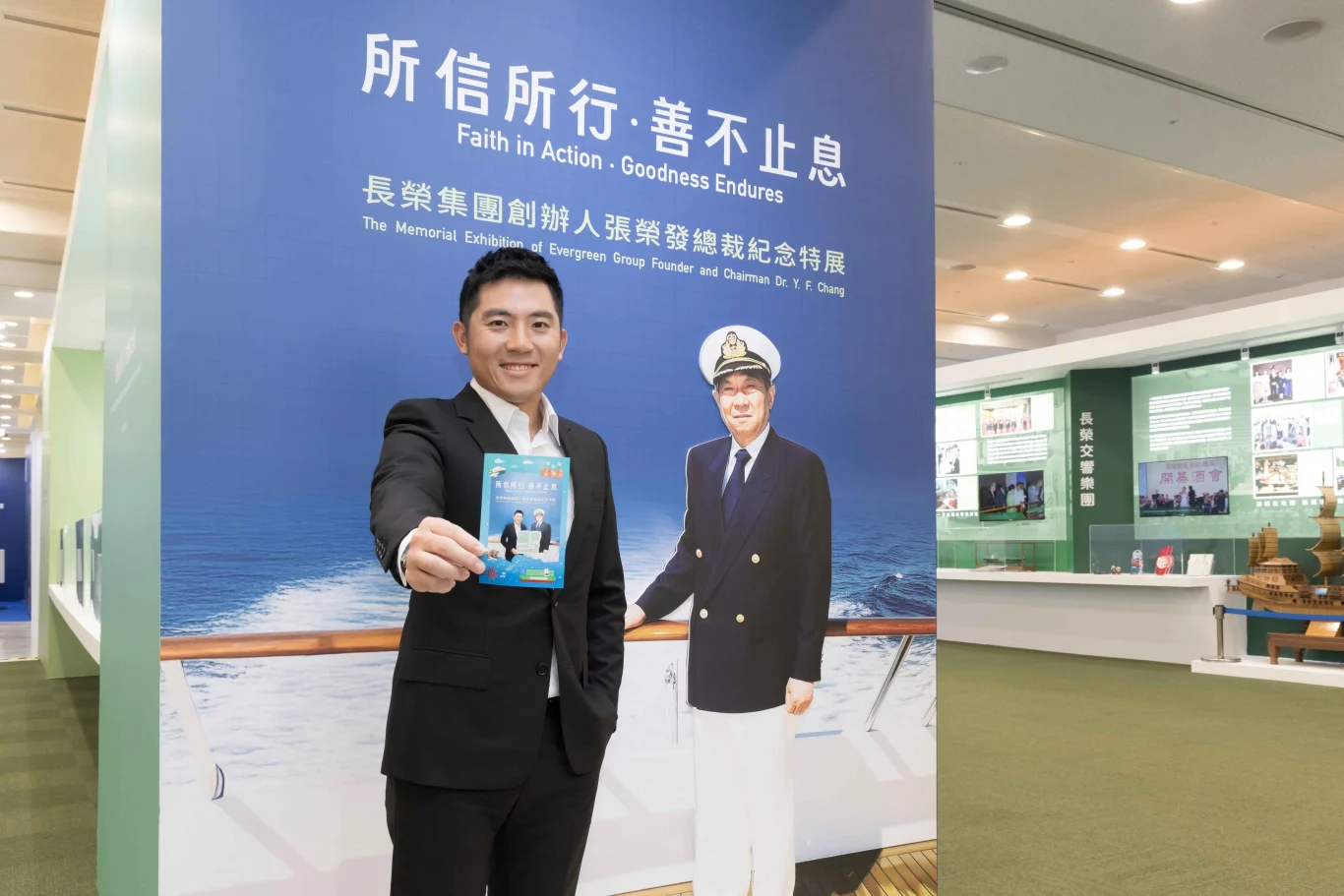 奧運銅牌高爾夫球選手潘政琮,在展場中搶先體驗紀念特展中與總裁合影的拍貼機。 奧運銅牌高爾夫球選手潘政琮,在展場中搶先體驗紀念特展中與總裁合影的拍貼機。