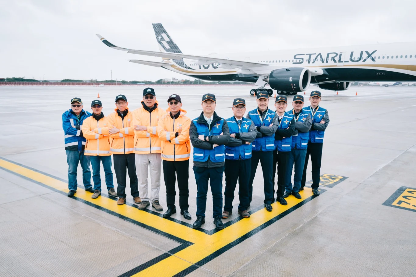 交通部長陳世凱（中）今宣布第三跑道臨時過夜機坪將於1月30日全面啟用。（由左至右分別為義力營造公司董事長劉進輝、高速公路局第一新建工程分局分局長王吉杉、高速公路局總工程司郭呈彰、高速公路局副局長陳宏仁、高速公路局局長陳文瑞 、機場公司董事長楊偉甫 、機場公司總經理范孝倫 、航政司司長韓振華、機場公司副總經理李俊德、 機場公司副總經理余崇立）