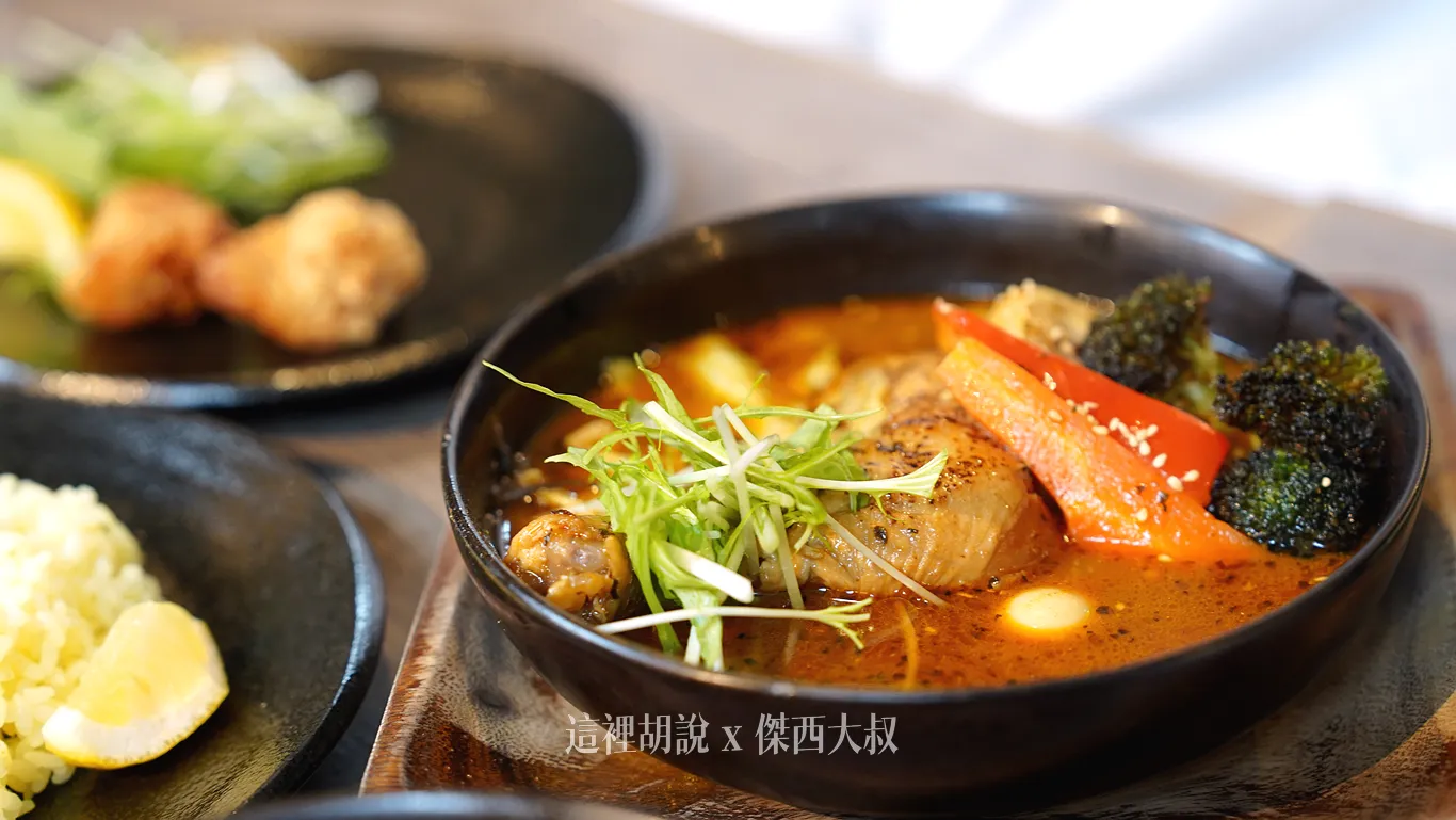 另外友人點的雞腿湯咖哩,這雞腿已經燉煮很久了,軟嫩多汁 另外友人點的雞腿湯咖哩,這雞腿已經燉煮很久了,軟嫩多汁