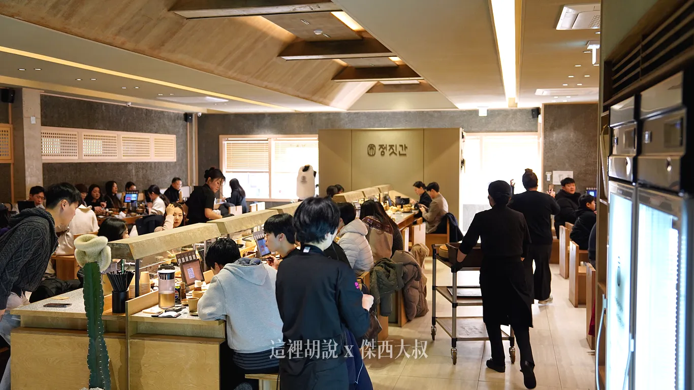 餐廳的用餐區只有二樓一層樓，空間很簡單，換桌率很快