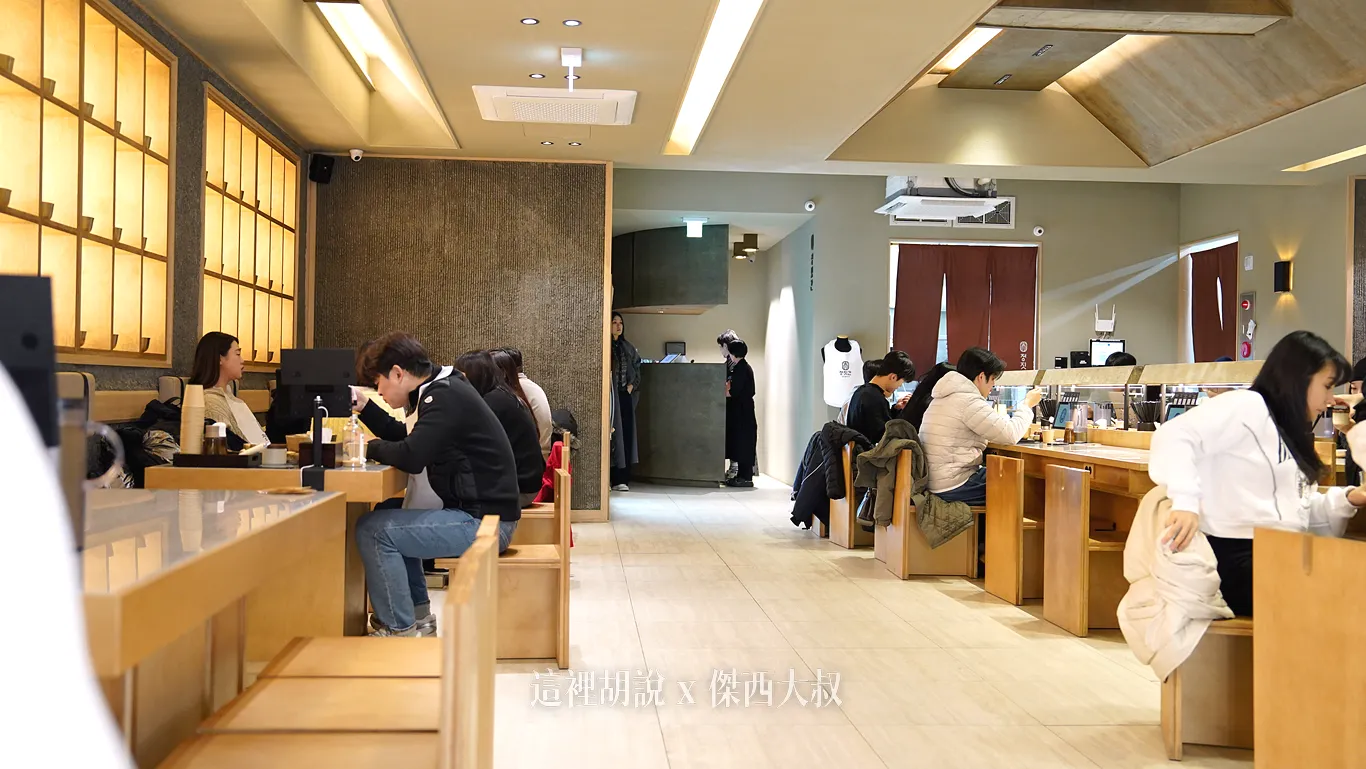 有分成吧台桌子以及一般的四人六人桌