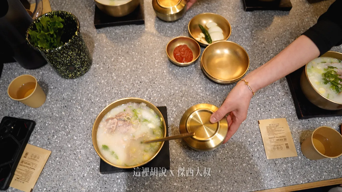 每個豬肉湯飯都會有一碗白飯