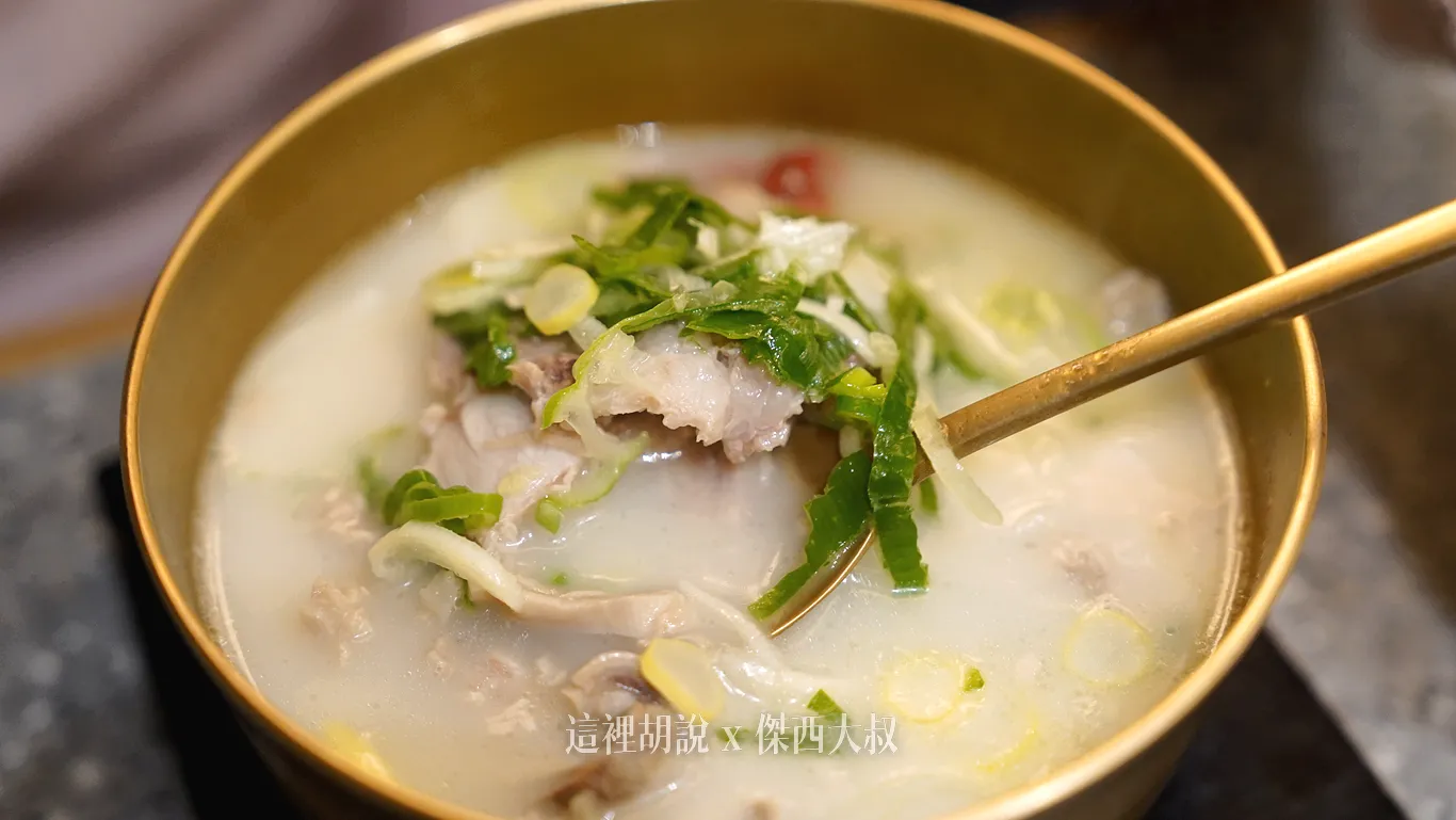 記得上菜了之後就要加入韭菜，利用熱度將味道逼出來