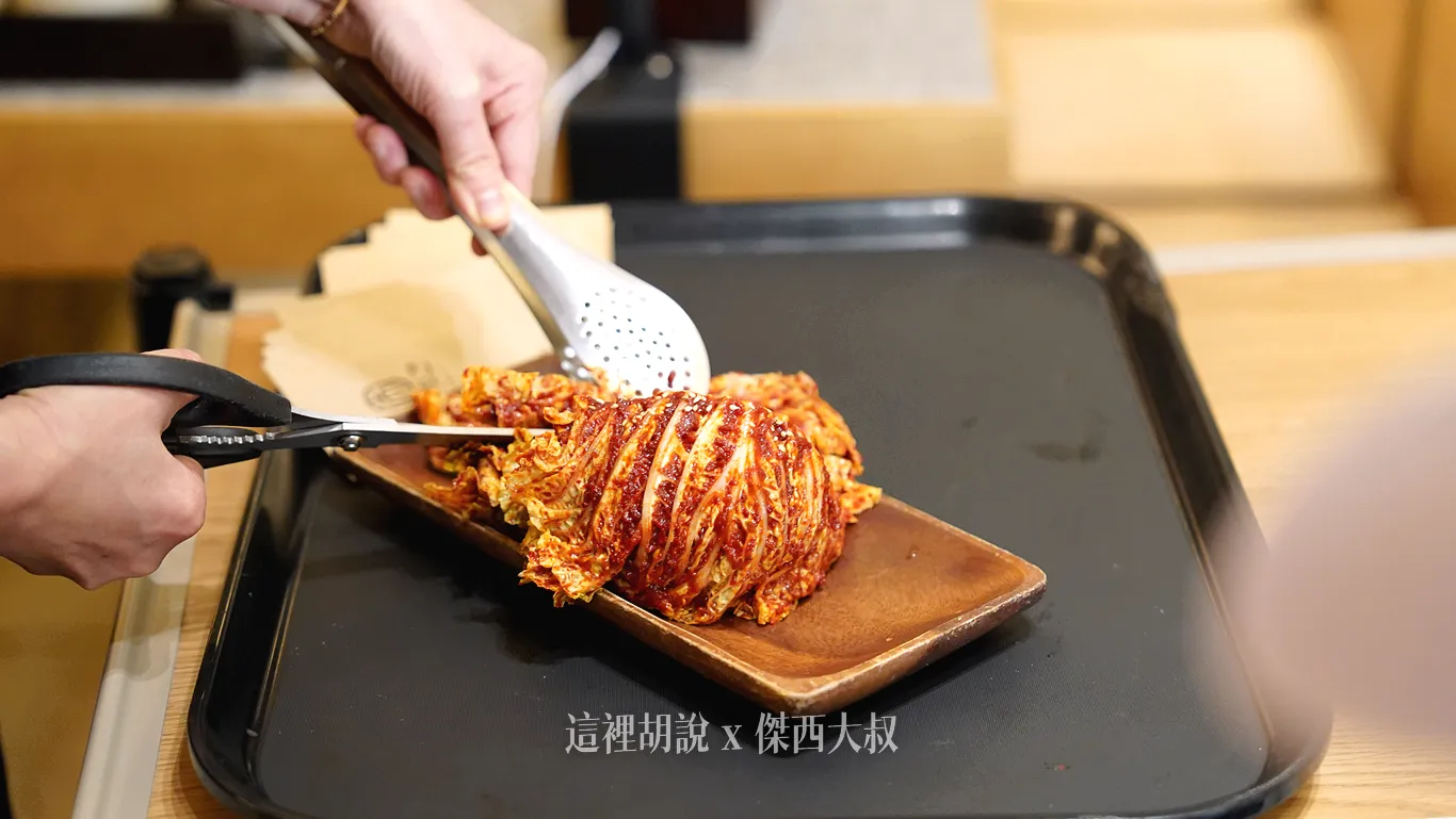 一顆辣白菜，加了很多糖稀、蝦醬