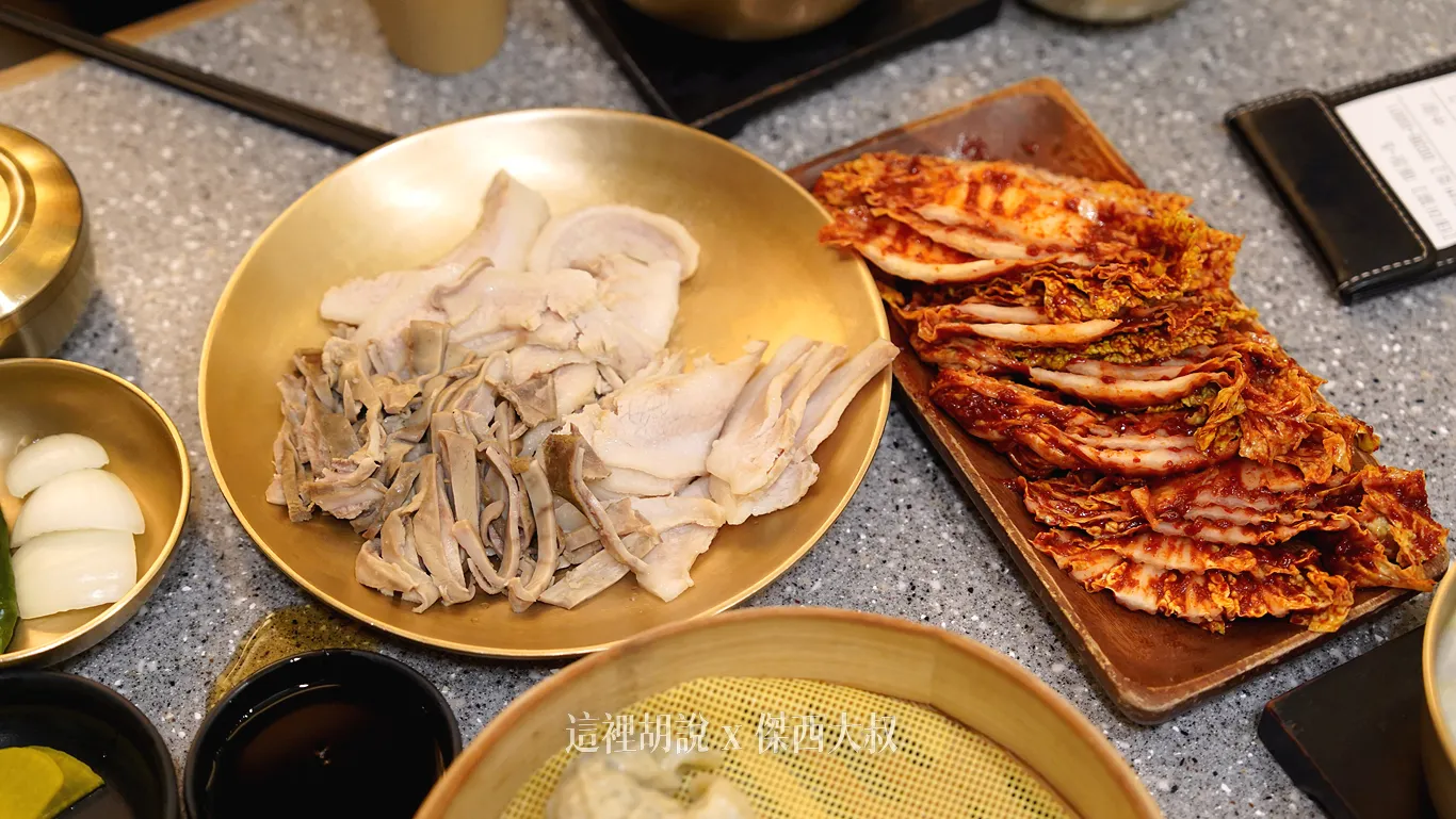 豬肉加上豬腸包上生菜跟泡菜