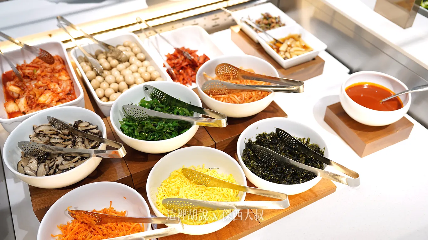 另外一面則是可以作為韓式拌飯的各種小菜(我是後來才發現) 另外一面則是可以作為韓式拌飯的各種小菜(我是後來才發現)