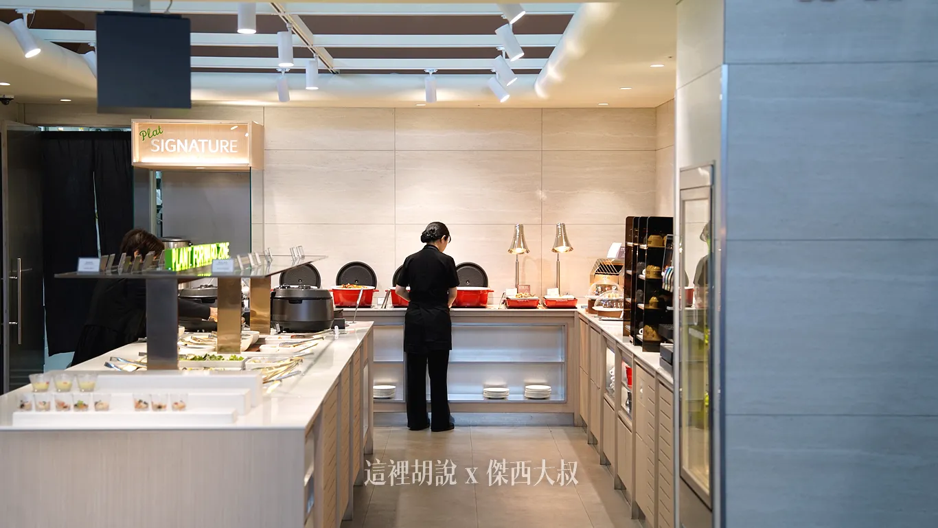 取餐區域分成中間的冷食沙拉台,以及旁邊的熱餐區 取餐區域分成中間的冷食沙拉台,以及旁邊的熱餐區