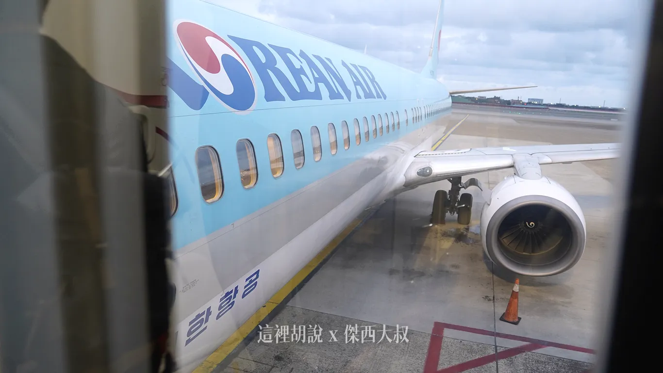 走近空橋登機