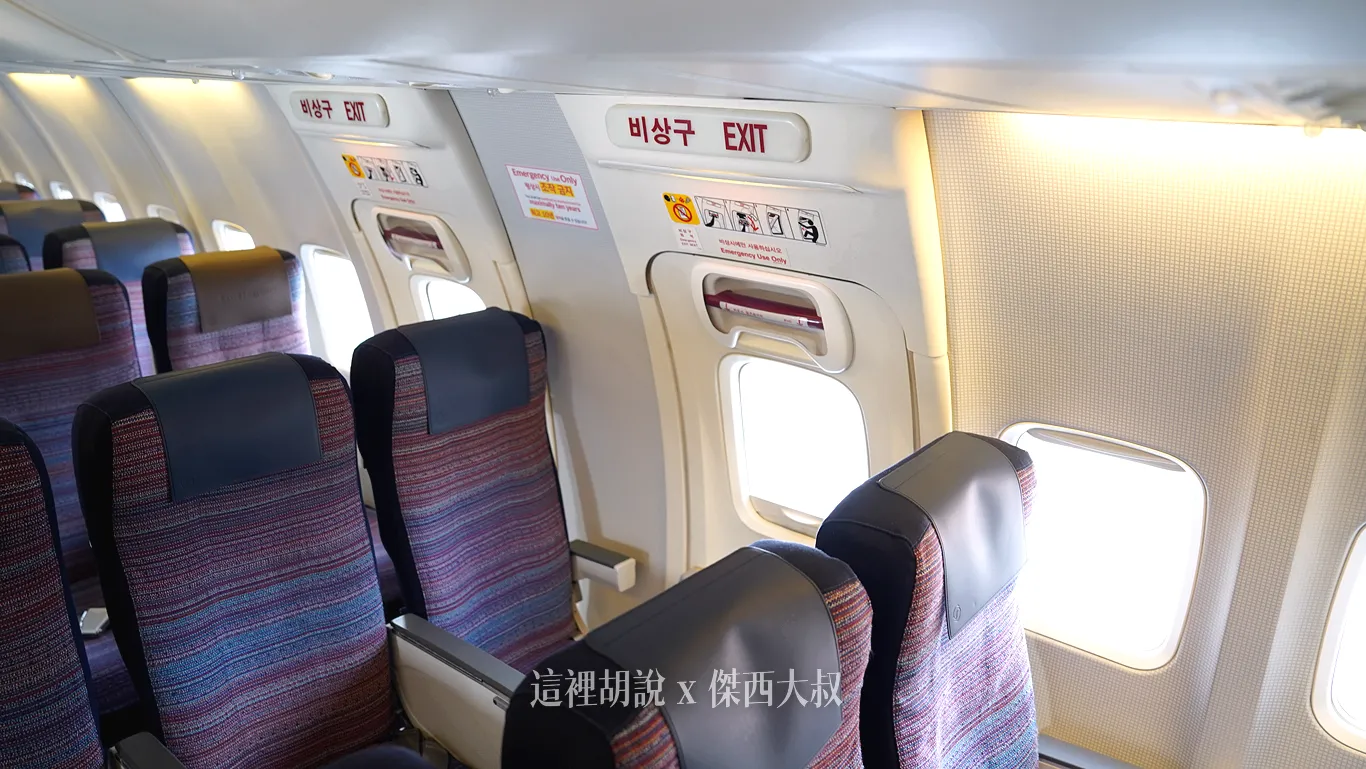 看這窗戶就可以明顯感受到這是前代一帶的設計，這一台飛機已經超過二十年