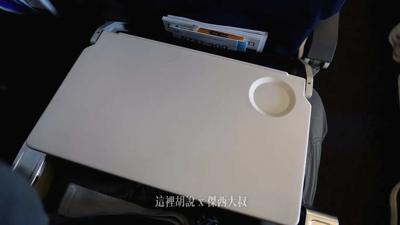 而桌子則是設置成一片式的方式打開
