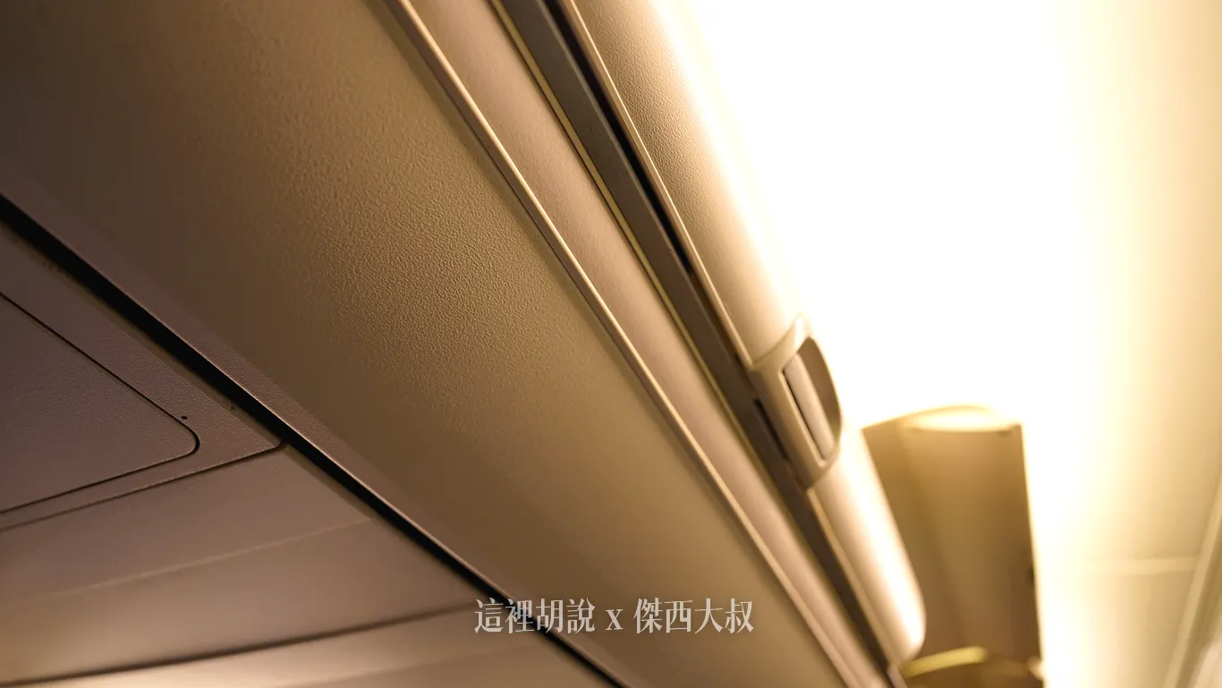 這款行李箱的開門是方式把手往下拉