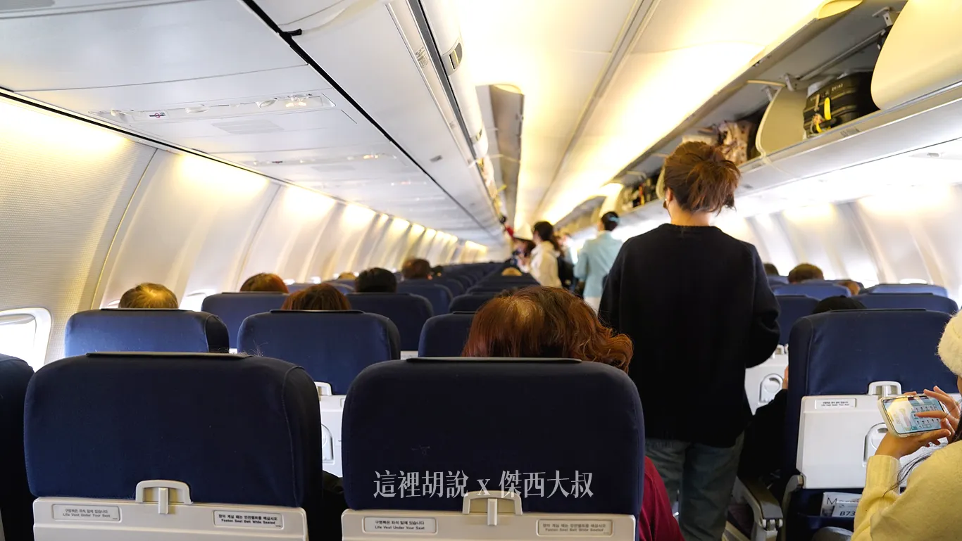 以737家族來說這個行李箱是舊款的設計，放置物品的空間有限