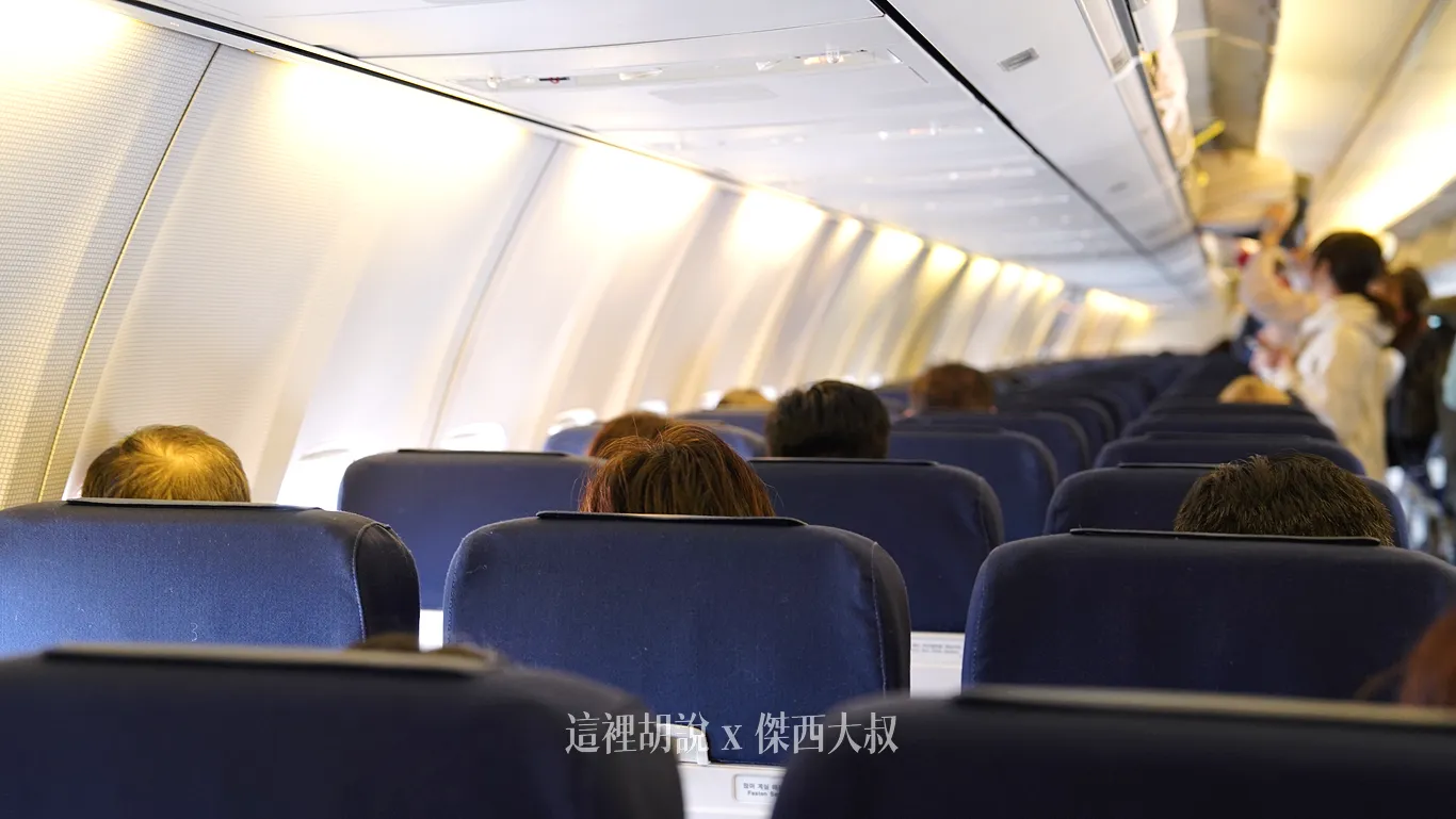 從最後方看到的緊急出口