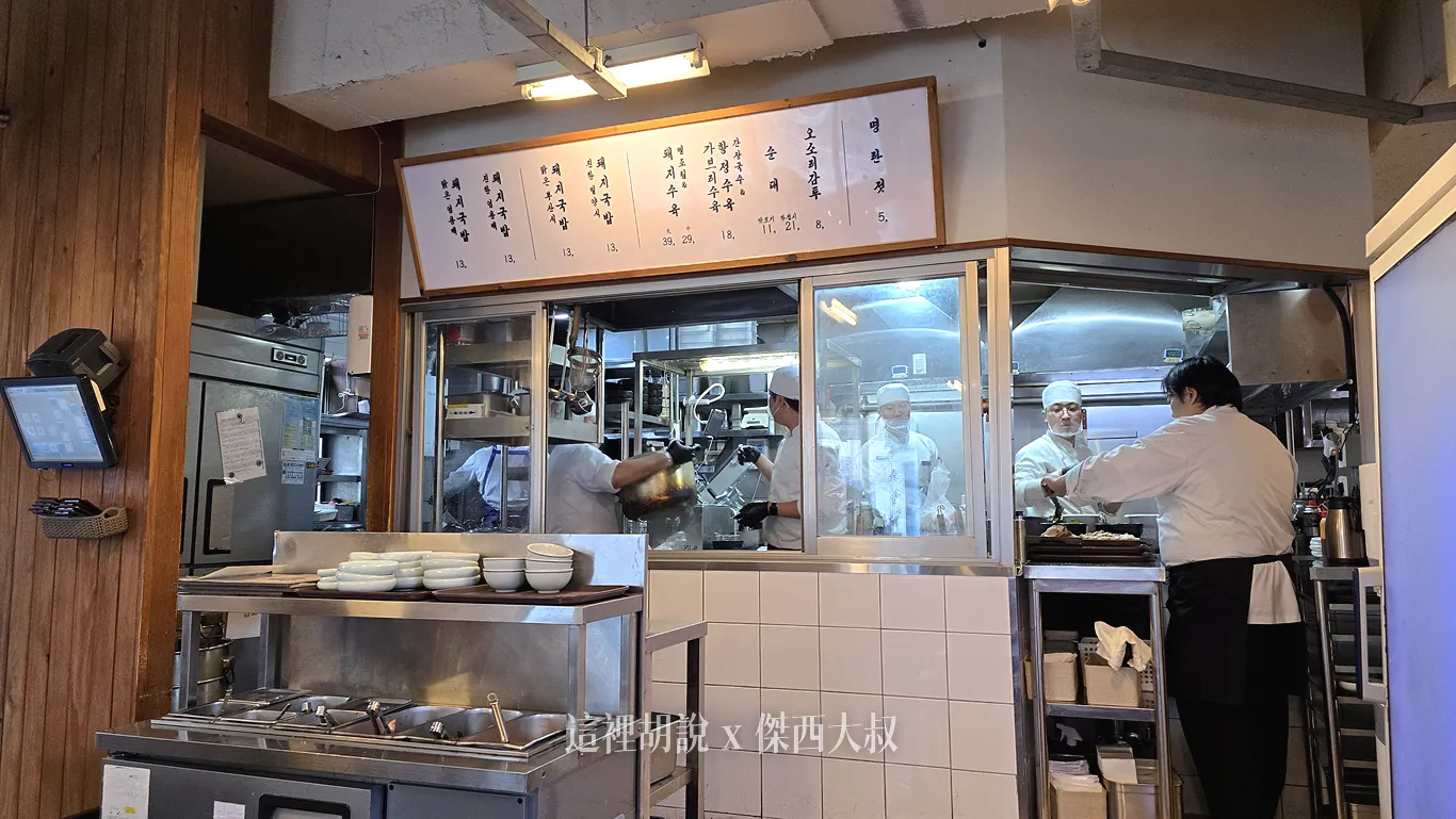 用餐環境可以直接看到小小的廚房,擠了很多廚師在那邊忙碌著 用餐環境可以直接看到小小的廚房,擠了很多廚師在那邊忙碌著