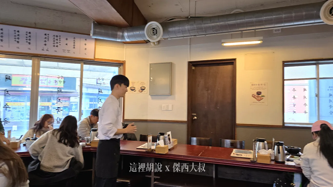 店內桌椅數量不多,屬於一整排長桌型式 店內桌椅數量不多,屬於一整排長桌型式