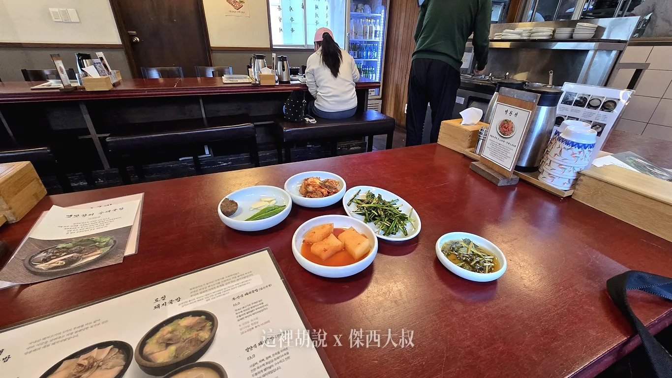 一入座就提供了小菜碟 一入座就提供了小菜碟