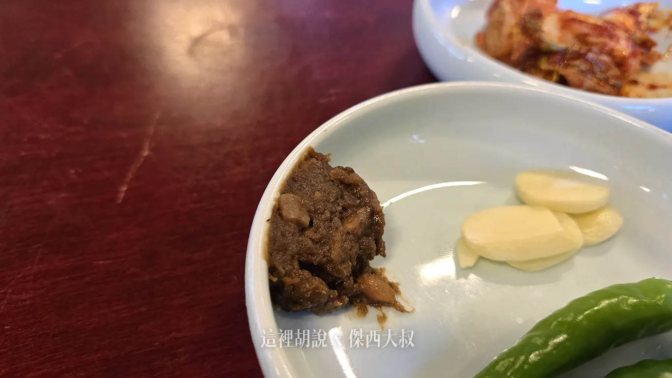 這算是韓國自己的黃豆大醬,不會辣,主要沾旁邊的蒜頭或者辣椒一起吃 這算是韓國自己的黃豆大醬,不會辣,主要沾旁邊的蒜頭或者辣椒一起吃