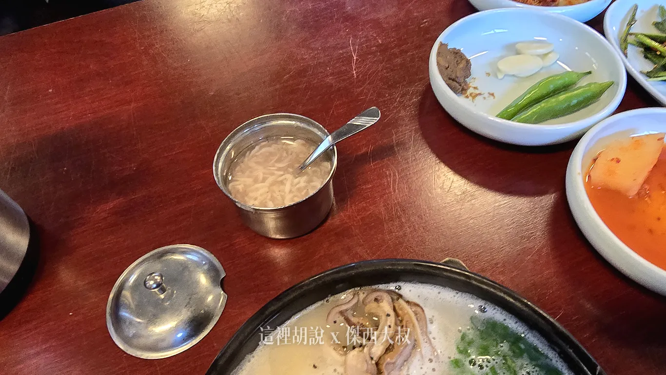 當然豬肉湯飯一定要搭配的就是蝦醬 當然豬肉湯飯一定要搭配的就是蝦醬
