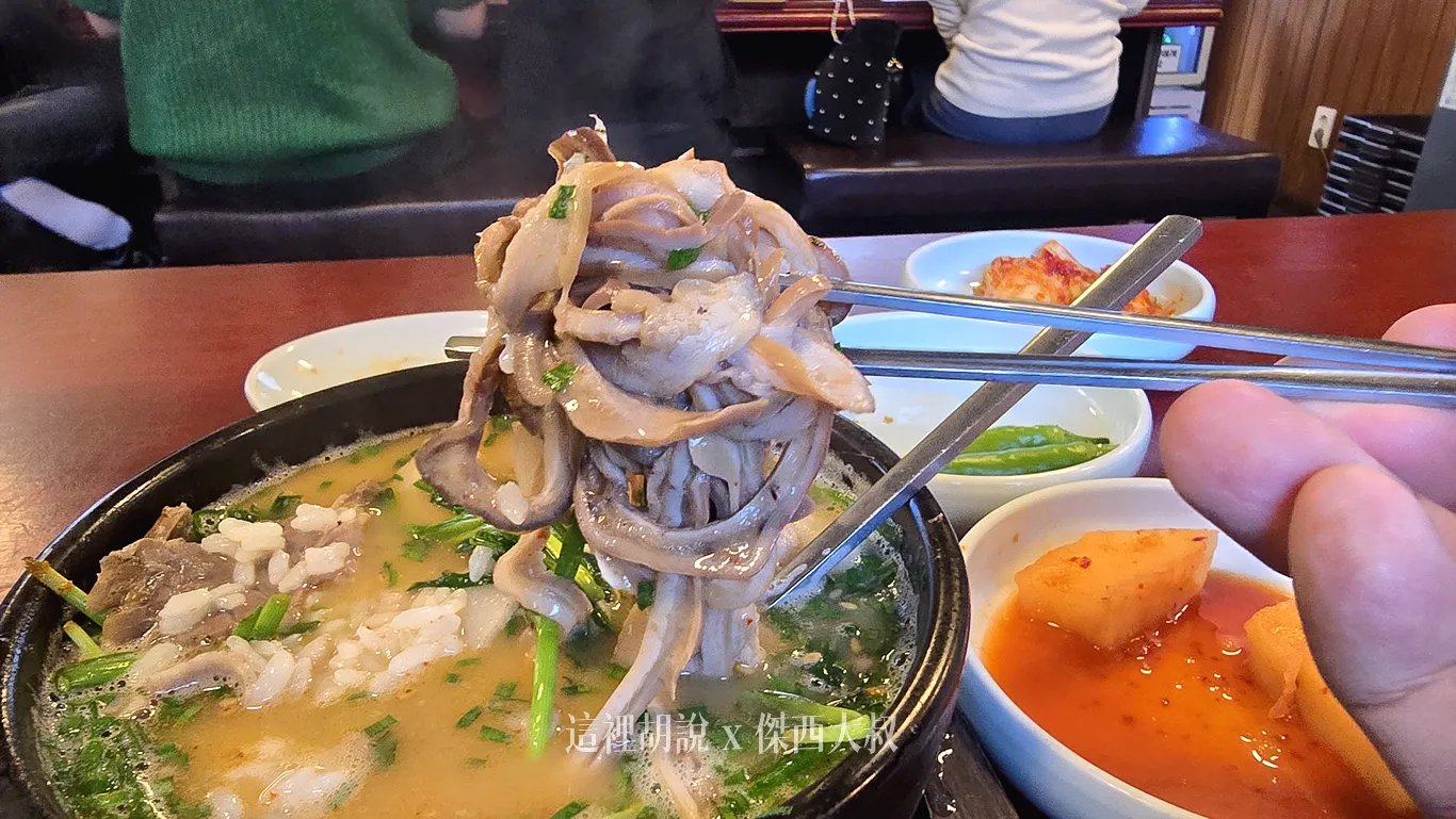 五花豬肉片加上豬腸,搭配濃厚的豬肉底湯 五花豬肉片加上豬腸,搭配濃厚的豬肉底湯