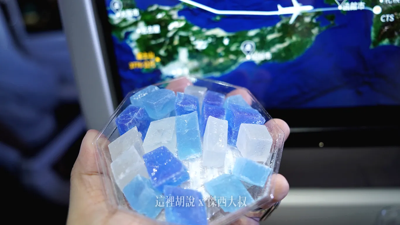 藍白色調，代表著雪地當中的愛絲冰城