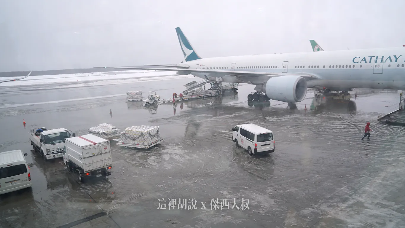 天氣是飄雨狀態的裝載日本的的滾帶車有一個小雨棚 天氣是飄雨狀態的裝載日本的的滾帶車有一個小雨棚