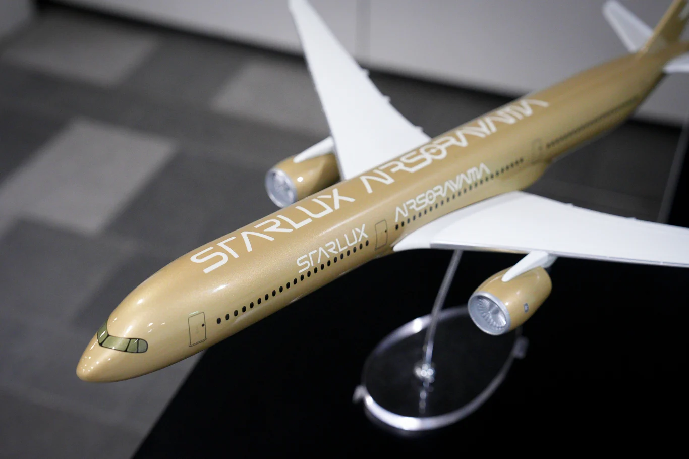 星宇航空與超寫實機械美學大師空山基 A350-1000 三號及四號機披上名為「AIRSORAYAMA」的特殊塗裝 設計手稿曝光 - 這裡胡說 JL TALKS