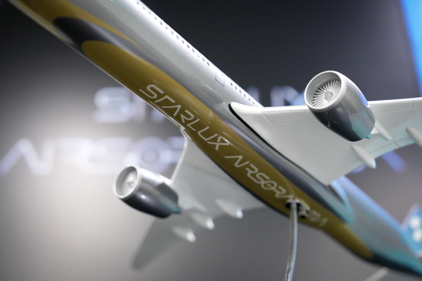 スターラックス航空、ハイパーリアリズム機械美学の巨匠・空山基氏と