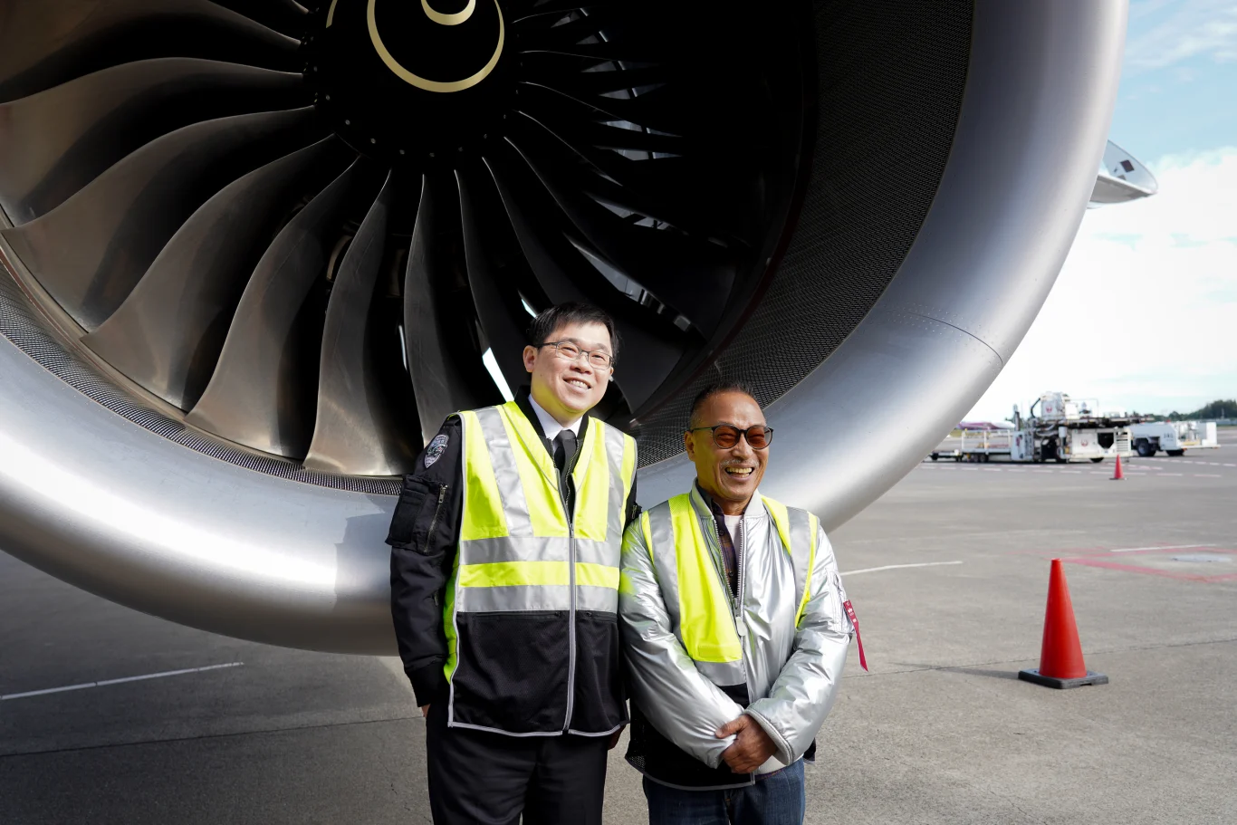 スターラックス航空、ハイパーリアリズム機械美学の巨匠・空山基氏と