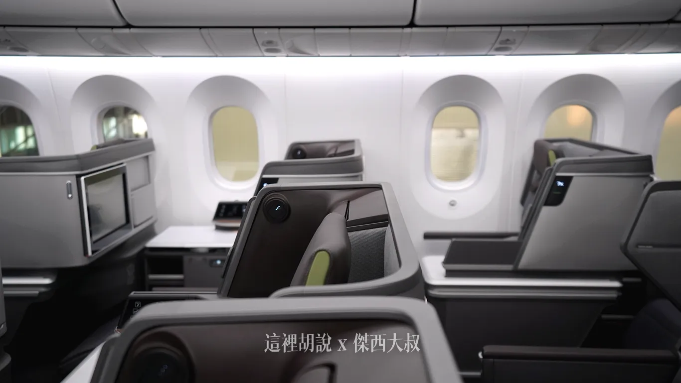 787-10的6K/7K座位之間少了一個窗戶